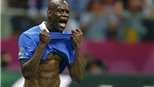 Balotelli nhốt mình trong toilet để... trốn fan